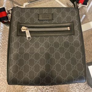 Gucci gg supreme messenger bag black
